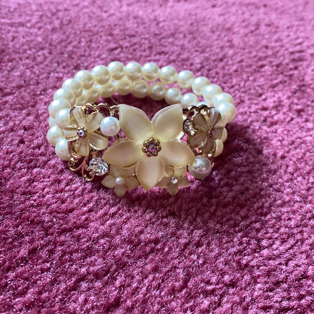 Claire’s Pearl Bracelet